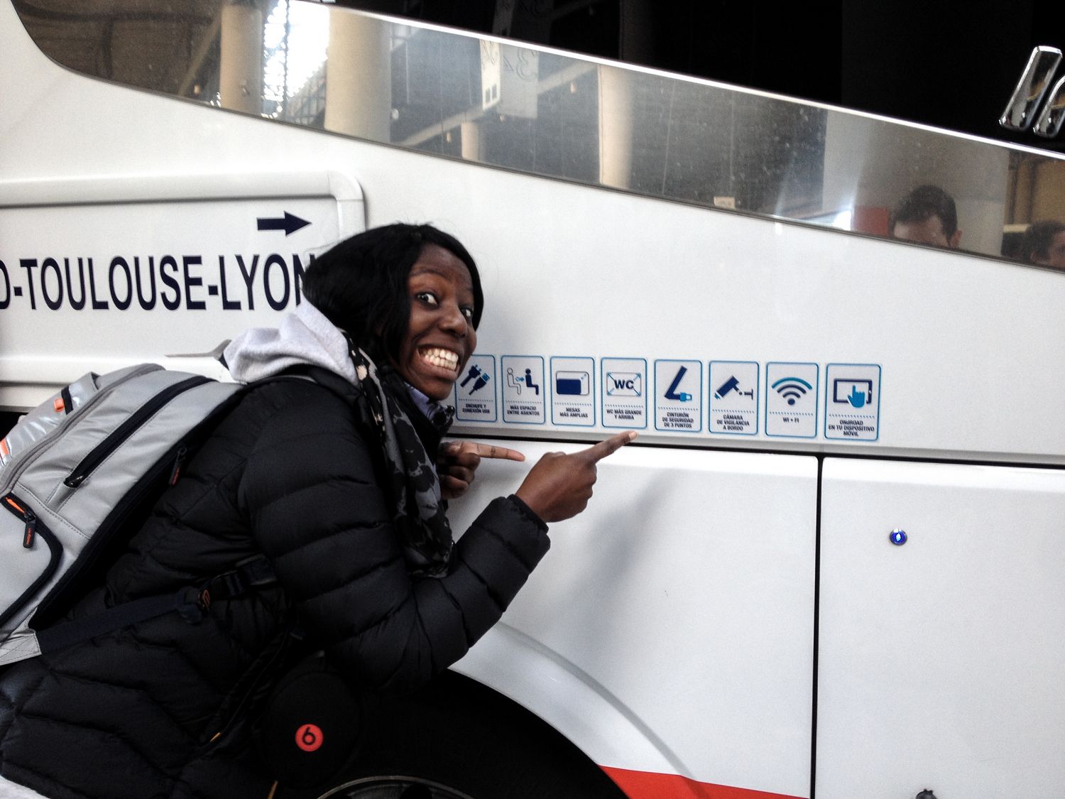 Nath devant un bus Eurolines - Séville, Espagne