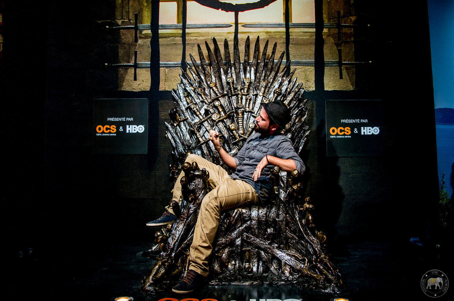 Séb assis sur le trône de fer à l'Exposition Game of Thrones - Paris, France