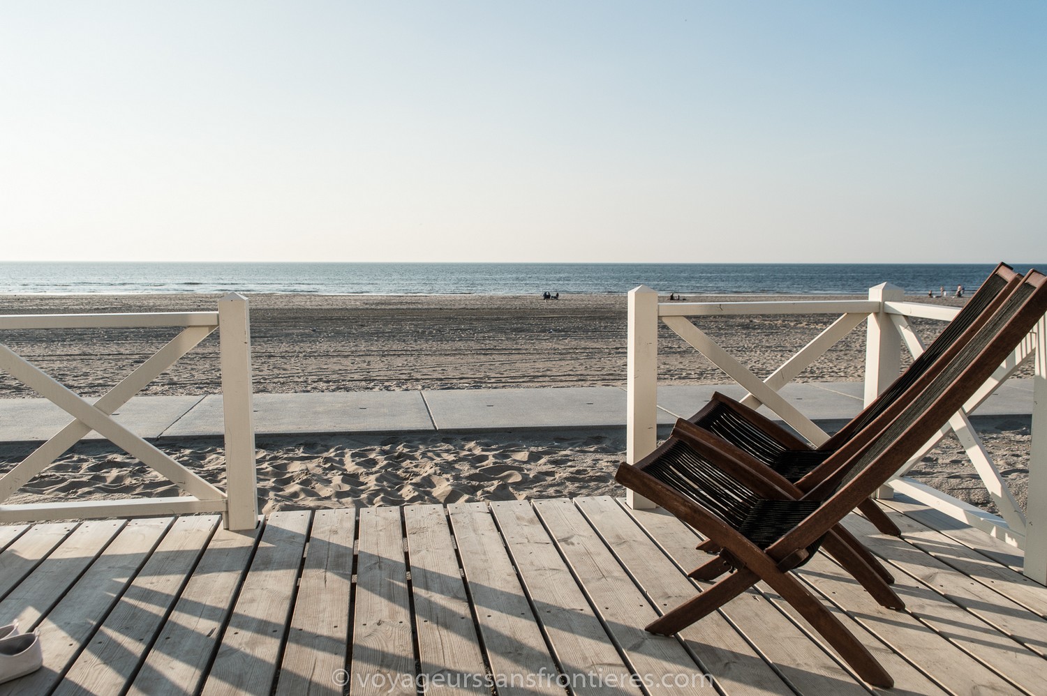 Transats sur la terrasse de notre maison Haagse Strandhuisjes sur la plage de Kijkduin - La Haye, Pays-Bas