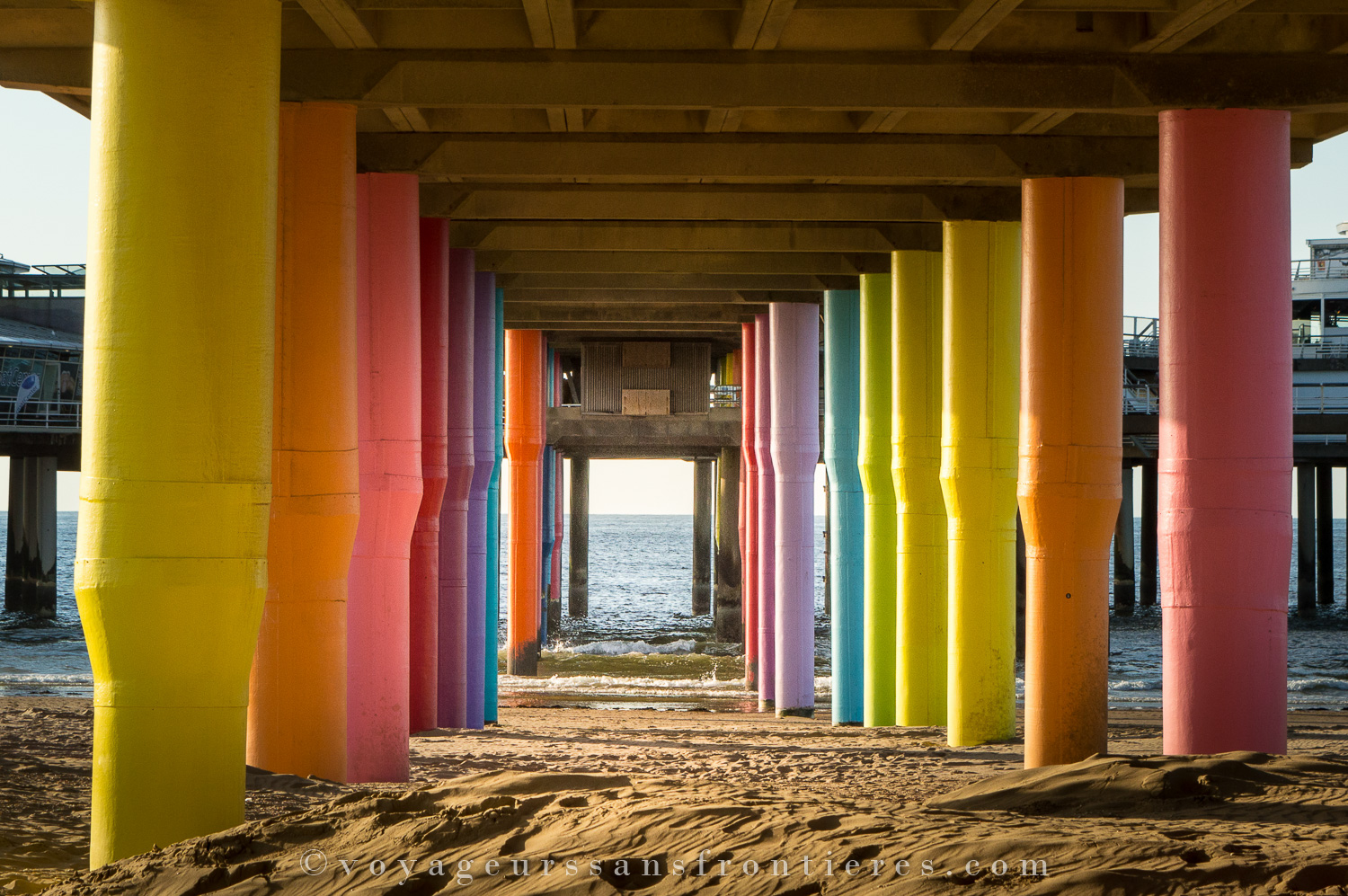Piliers colorés sur la plage de Scheveningen - La Haye, Pays-Bas